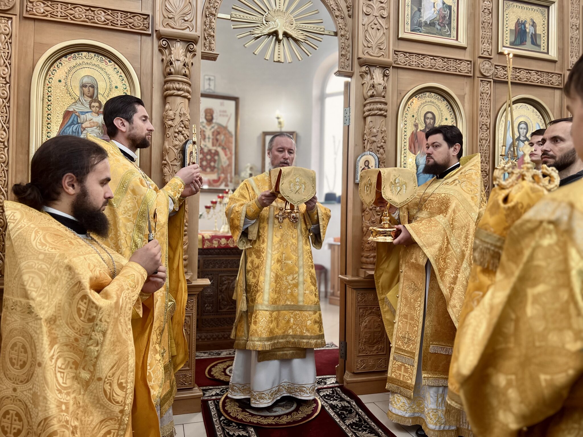 Епископ Василий совершил литургию в престольный праздник храма Спиридона Тримифунтского поселка Заветного